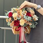 Корзина Осеннее Лукошко из кустовых и одноголовых роз, альстромерии, хризантем, вибурнума и эвкалипта