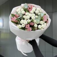 Букет Милейшее Создание из хризантемы сорта ньютон, альстромерии и эвкалипта