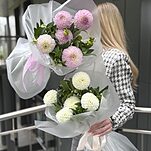 Букет Дисней из 5 георгин и хелеборуса