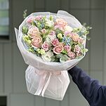Букет Куколка из кустовых и одноголовых роз, оксипеталума, эустомы, тласпии и эвкалипта