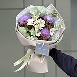 Букет из артишоков, альстромерии и эвкалипта