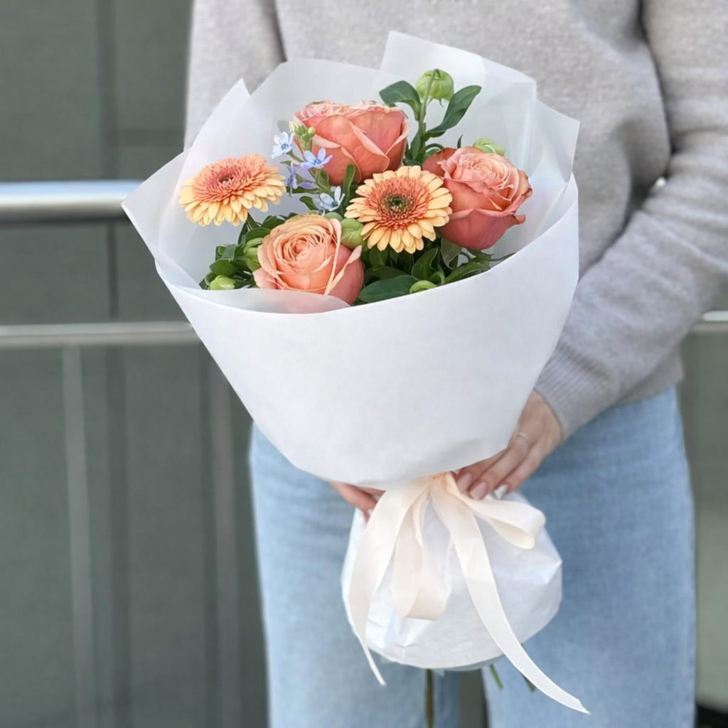 Букет Здравствуй, Школа! из роз Кахала, гербер, хелеборуса и оксипеталума