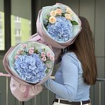 Букет Незабудка из гортензии, кустовых роз и оксипеталума