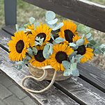 Корзина Солнце из подсолнухов и эвкалипта