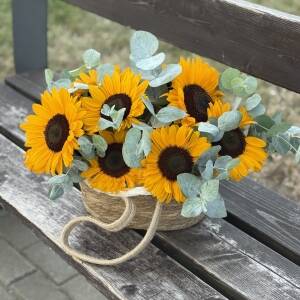Корзина Солнце из подсолнухов и эвкалипта