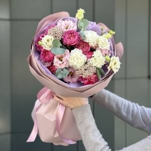 Букет Чувственный из кустовых пионовидных роз, эустомы, озотамнуса, диантуса и эвкалипта