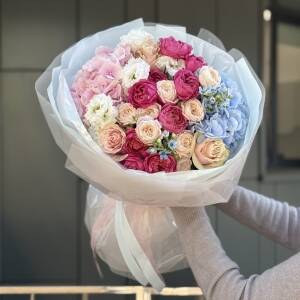 Букет Верона из гортензии, кустовых и одноголовых роз, эустомы и оксипеталума