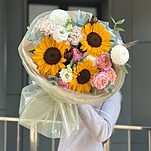 Букет Солнце в ладонях из подсолнухов, кустовых роз сорта джульетта, георгин, эустомы, леукодендрона, гвоздики и эвкалипта