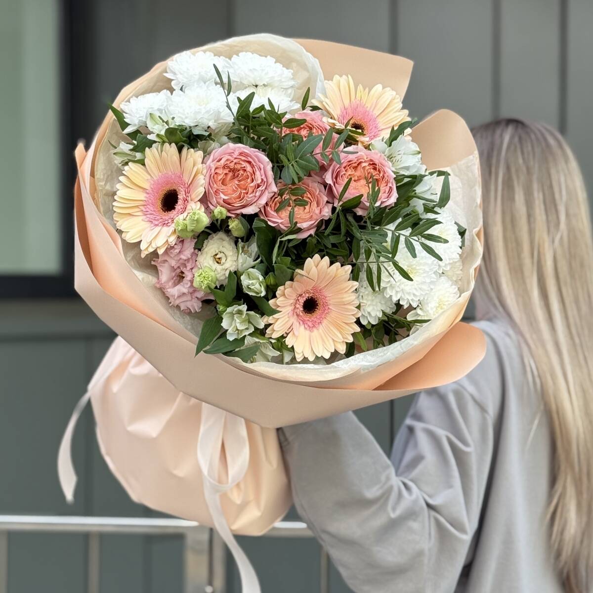 Букет Цветочная Феерия M из герберы, альстромерии, хризантемы, эустомы и кустовой розы