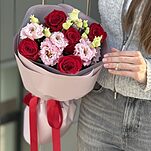 Букет Искра S из красных роз и розовой эустомы