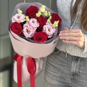 Букет Искра S из красных роз и розовой эустомы