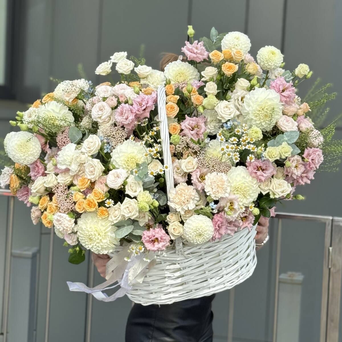 Композиция Воздушная Нежность из кустовых роз, эустомы, георгин, озотамнуса, танацетума и зелени