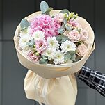 Букет Нежный взгляд из гортензии, хризантем, эустомы, кустовых роз и эвкалипта