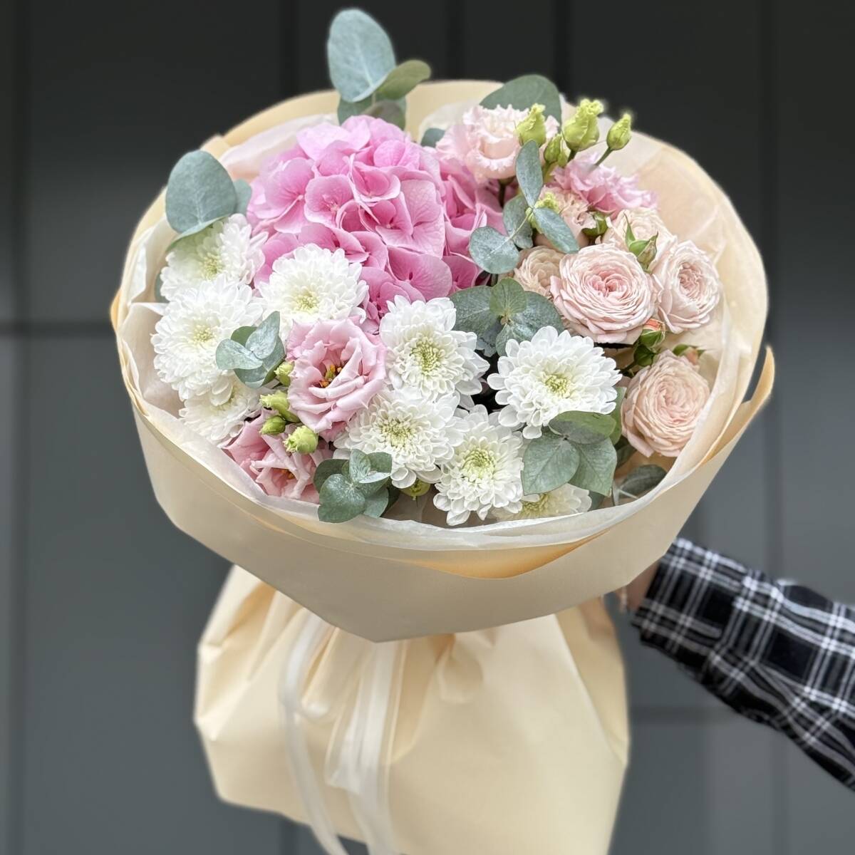 Букет Нежный взгляд из гортензии, хризантем, эустомы, кустовых роз и эвкалипта