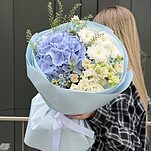 Букет Романтика утра из гортензии, хризантемы, кустовых роз, эустомы и тласпи