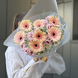 Букет Созвездие нежности из гербер, эустомы. танацетума и тласпи