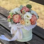 Композиция Осенний поцелуй из одноголовых и кустовых роз, эустомы и танацетума