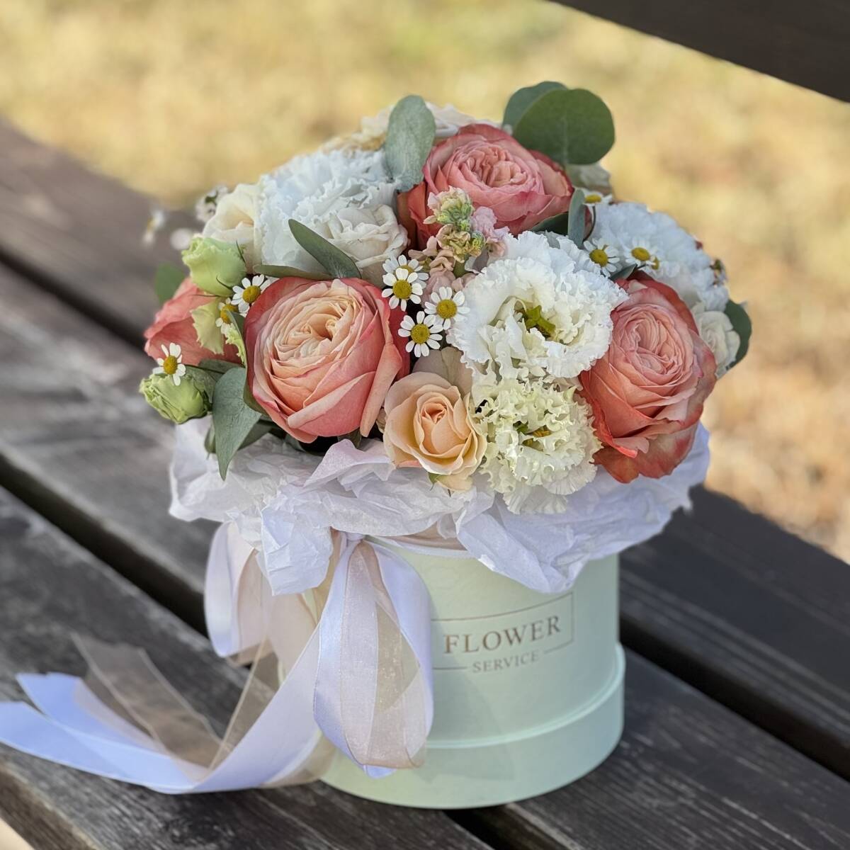 Композиция Осенний поцелуй из одноголовых и кустовых роз, эустомы и танацетума