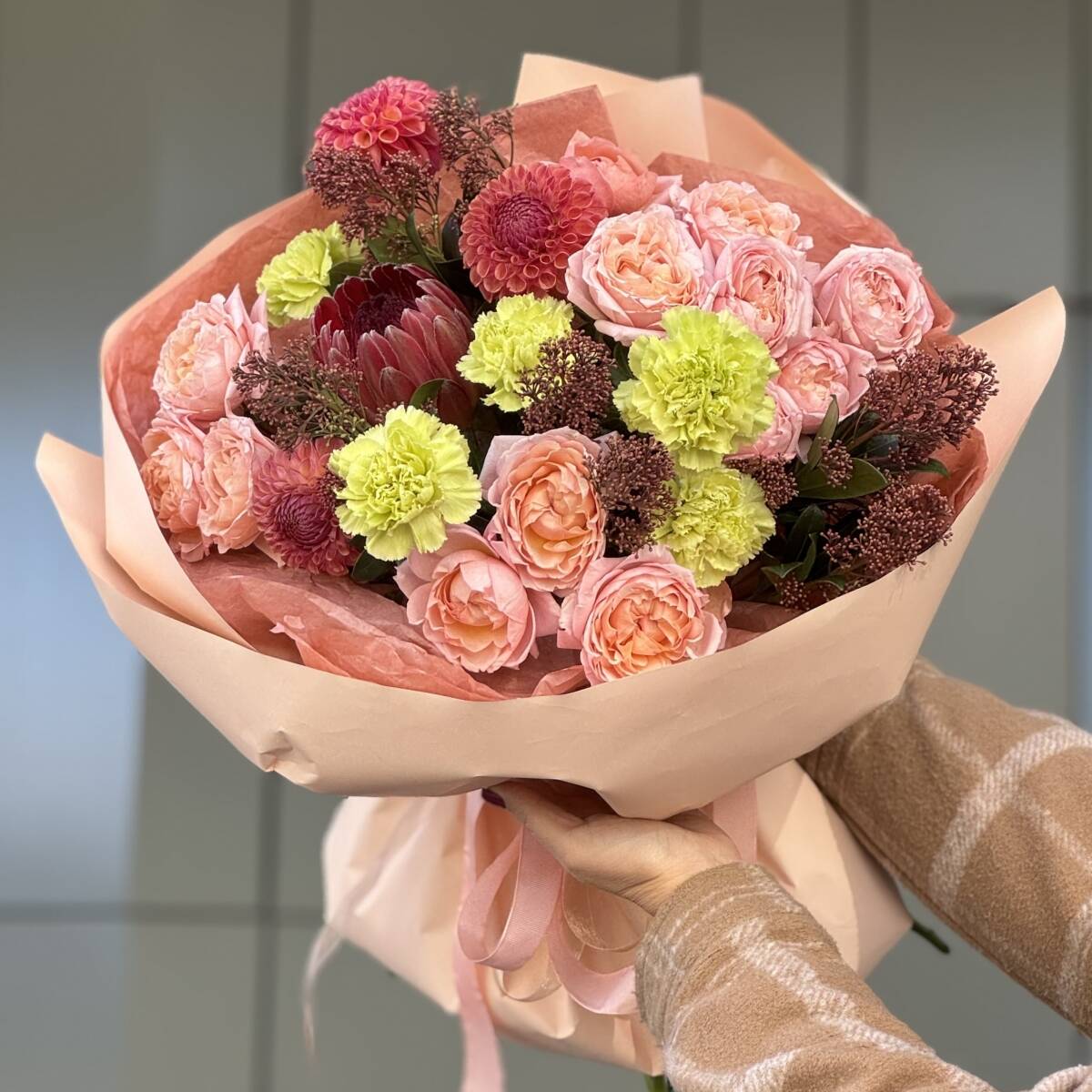 Букет Осенний закат из кустовой розы, георгин, гвоздик, протеи и скиммии