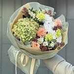 Букет Цветочная симфония из гортензии, гвоздик, хризантем, альстромерии, розы, скимии и эвкалипта