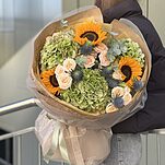 Букет Лесное очарование из гортензий, подсолнухов, кустовых роз и эрингиума