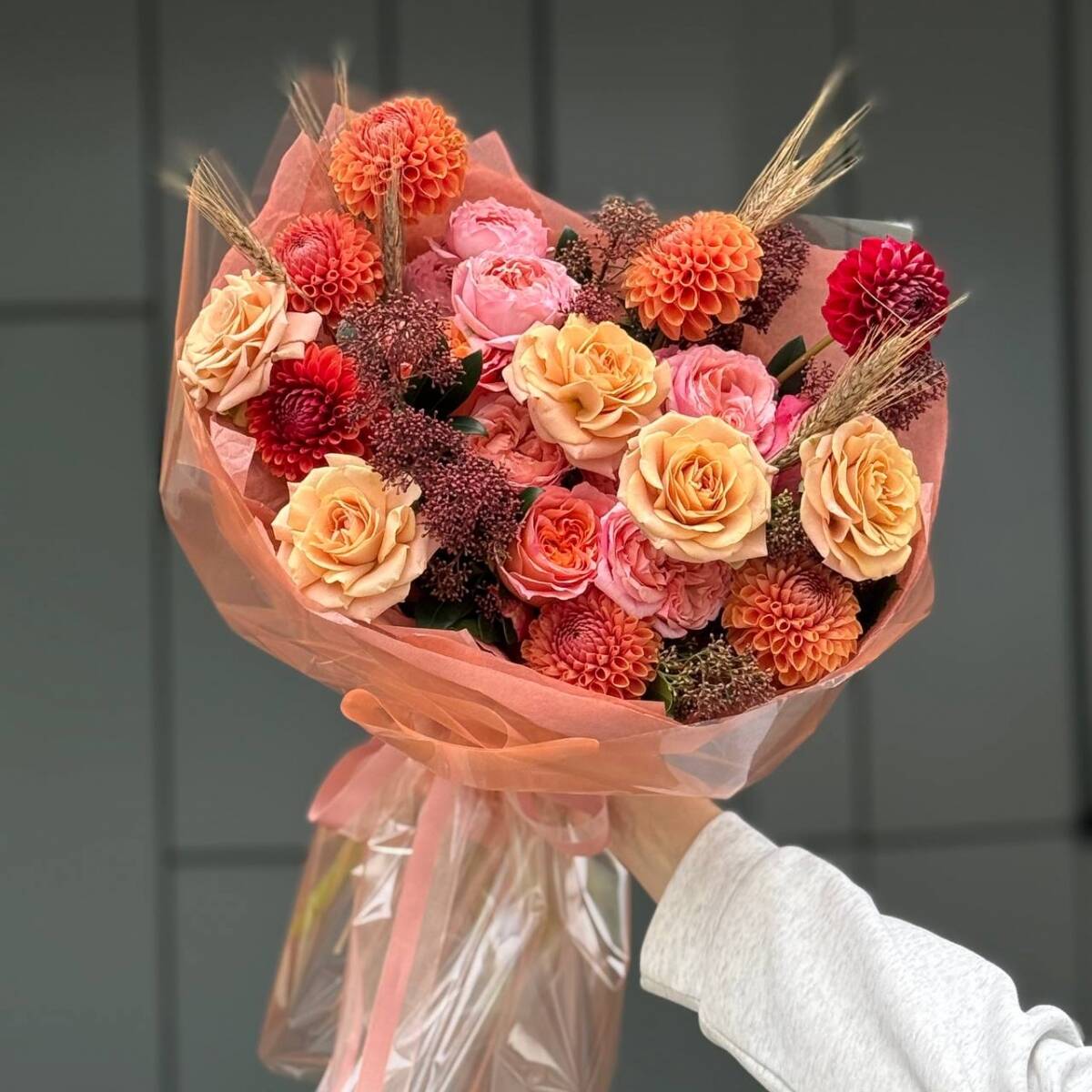 Букет Янтарный блеск из георгин, роз Капучино, скиммии, одноголовых и кустовых роз