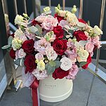 Композиция Сказочные Мотивы из одноголовых и кустовых роз, эустомы и эвкалипта