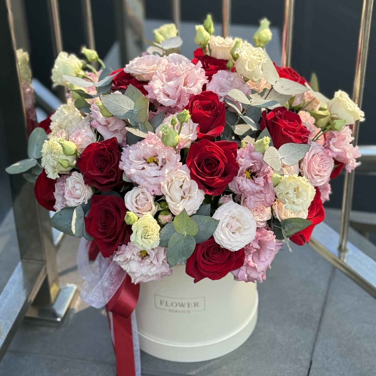 Композиция Сказочные Мотивы из одноголовых и кустовых роз, эустомы и эвкалипта