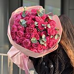 Букет Мальвина из 15 веток кустовой пионовидной розы с эвкалиптом