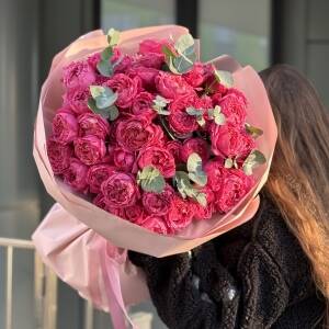 Букет Мальвина из 15 веток кустовой пионовидной розы с эвкалиптом