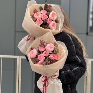 Букет Трепет Сердца из одноголовых и кустовых роз, и скиммии