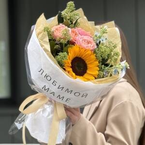 Букет Любимой Маме из подсолнуха, скиммии, пионовидной розы и оксипеталума