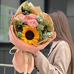 Букет Любимой Маме из подсолнуха, скиммии, пионовидной розы и оксипеталума