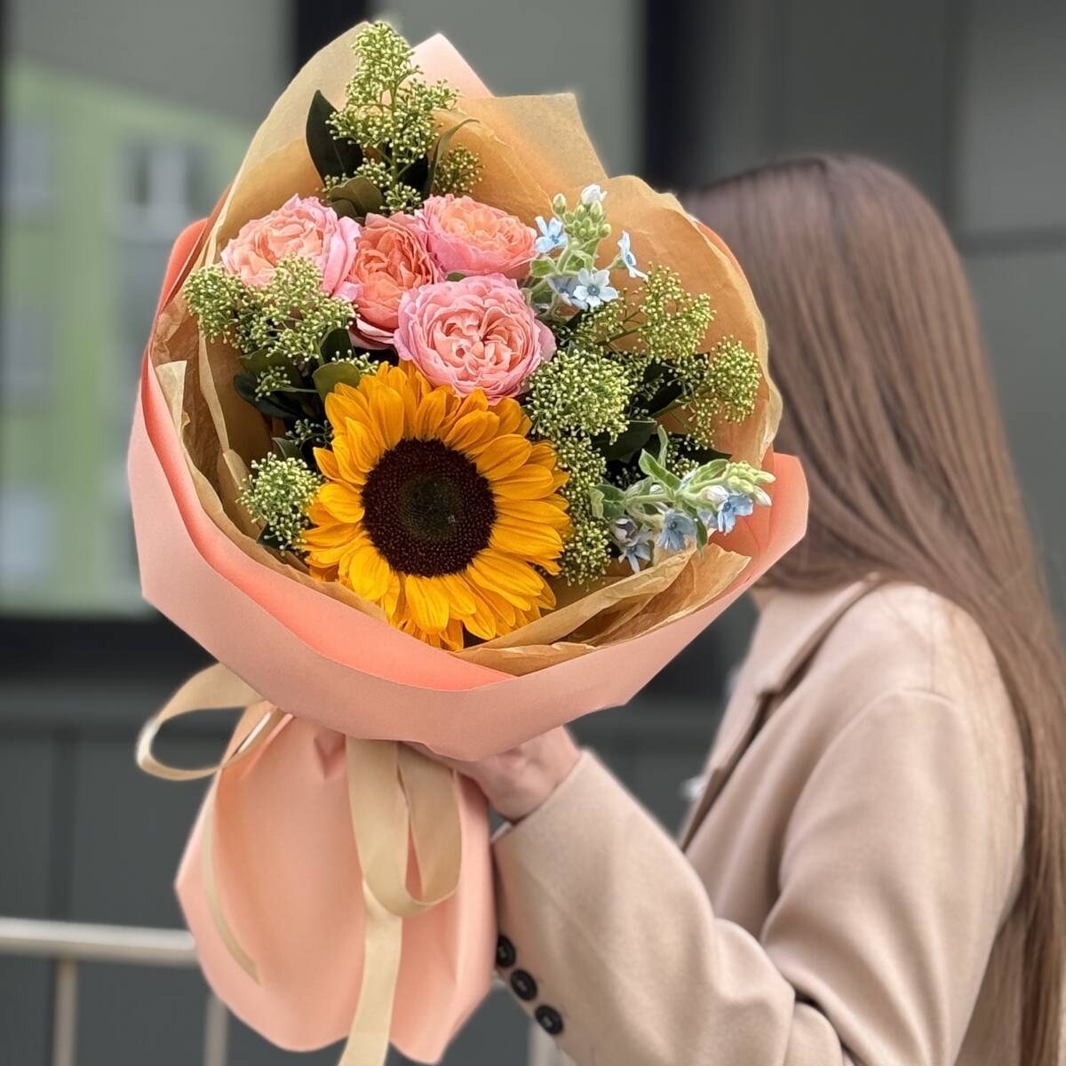 Букет Любимой Маме из подсолнуха, скиммии, пионовидной розы и оксипеталума