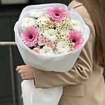 Букет Сказка для мамы из гербер, хризантем, роз и танацетума