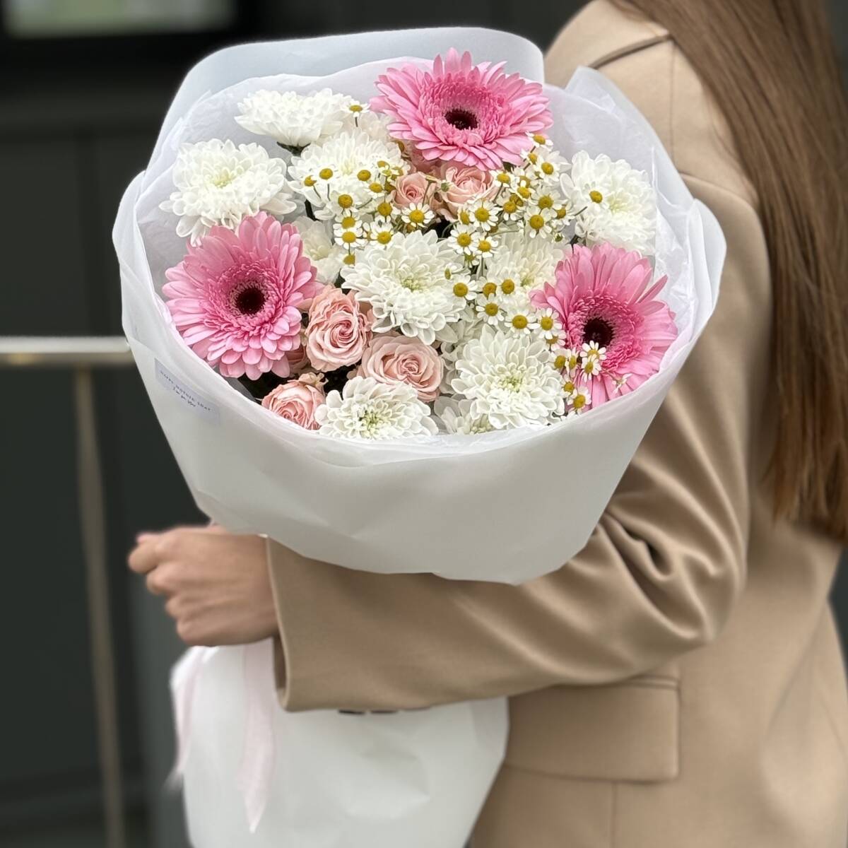 Букет Сказка для мамы из гербер, хризантем, роз и танацетума