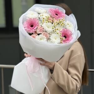 Букет Сказка для мамы из гербер, хризантем, роз и танацетума
