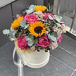 Коробка Щедрая Осень из кустовой пионовидной розы, вибурнума, озотамнуса и подсолнухов