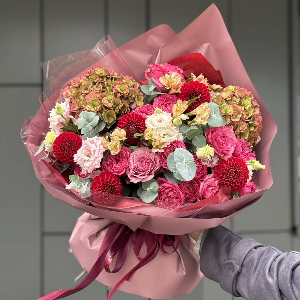 Букет Гармония осени из гортензии, георгин, кустовой розы, эустомы, альстромерии и эвкалипта