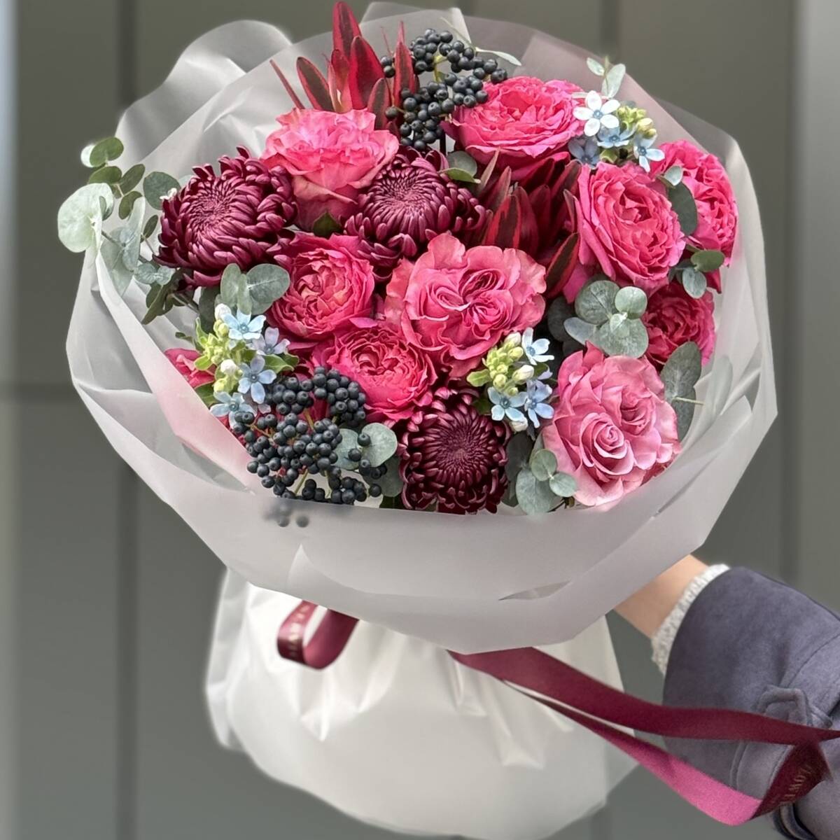 Букет Бархатная роскошь из хризантемы, розы, кустовой розы, леукодендрона, вибурнума, оксипеталума и эвкалипта