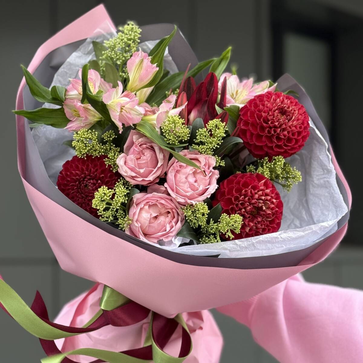 Букет Рубиновый закат из георгин, альстромерии, кустовой розы и леукодендрона