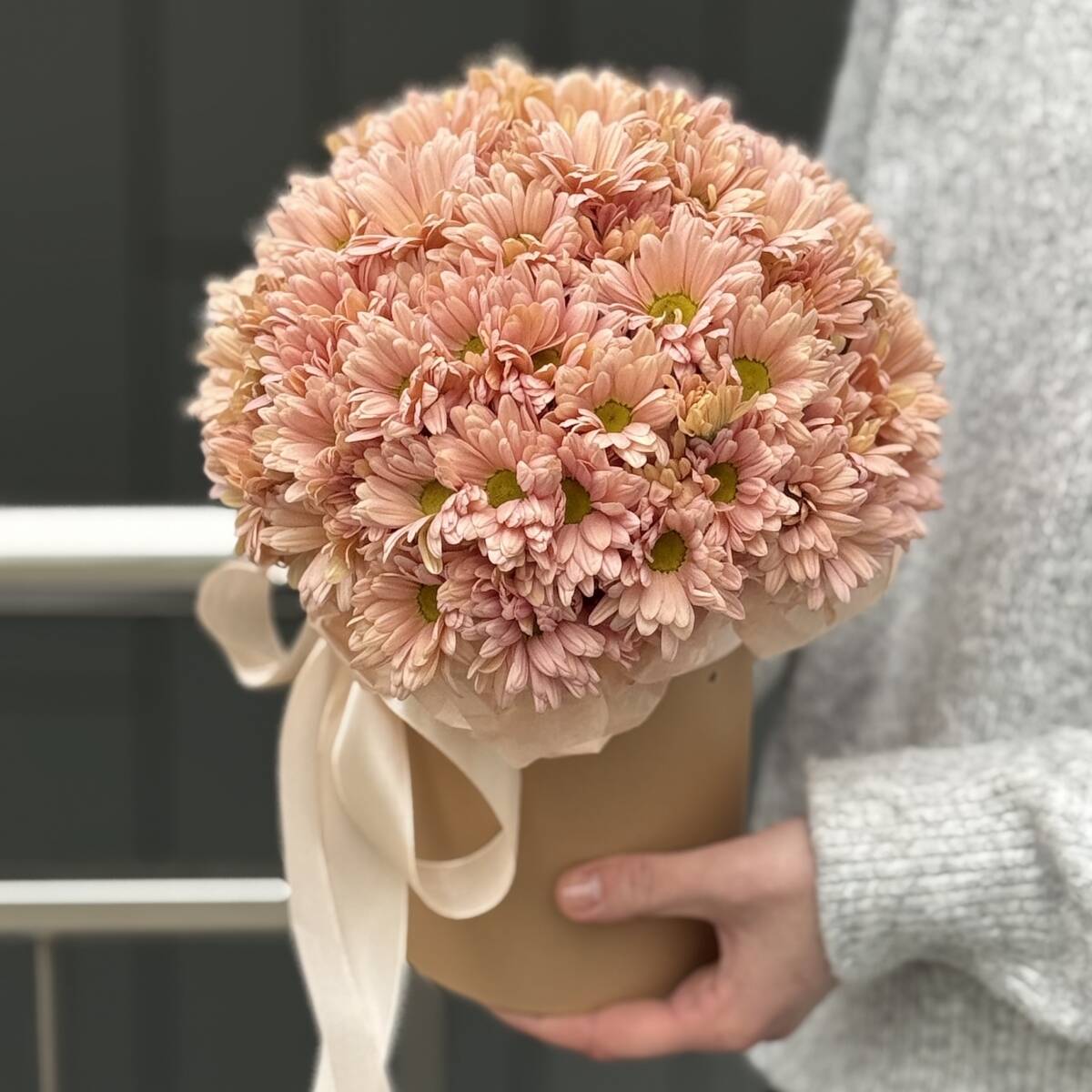 Композиция Энна из 5 веток персиковой хризантемы