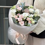 Букет Вкус счастья из кустовых роз, оксипеталума, эустомы и др.