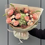 Букет Дыхание Осени М из гортензии, роз сорта Кахала, кустовых роз, антиринума и скимии