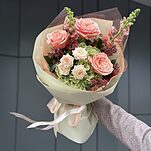 Букет Дыхание Осени S из гортензии, роз сорта Кахала, кустовых роз, антиринума и скимии