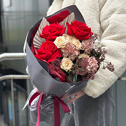 Букет Шепот Любви из роз, скиммии, диантусов и листьев пальмы