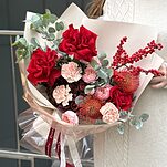 Букет Огненная симфония из нутана, гортензии, диантуса, французской розы, илекса, эвкалипта и кустовой розы