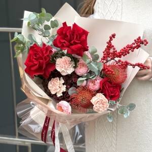 Букет Огненная симфония из нутана, гортензии, диантуса, французской розы, илекса, эвкалипта и кустовой розы