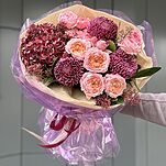 Букет Багровая осень из хризантемы Бигуди, гортензии, кустовой розы и скиммии