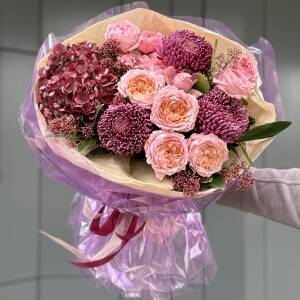 Букет Багровая осень из хризантемы Бигуди, гортензии, кустовой розы и скиммии